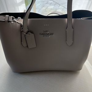 Beautiful, never used Coach leather purse.